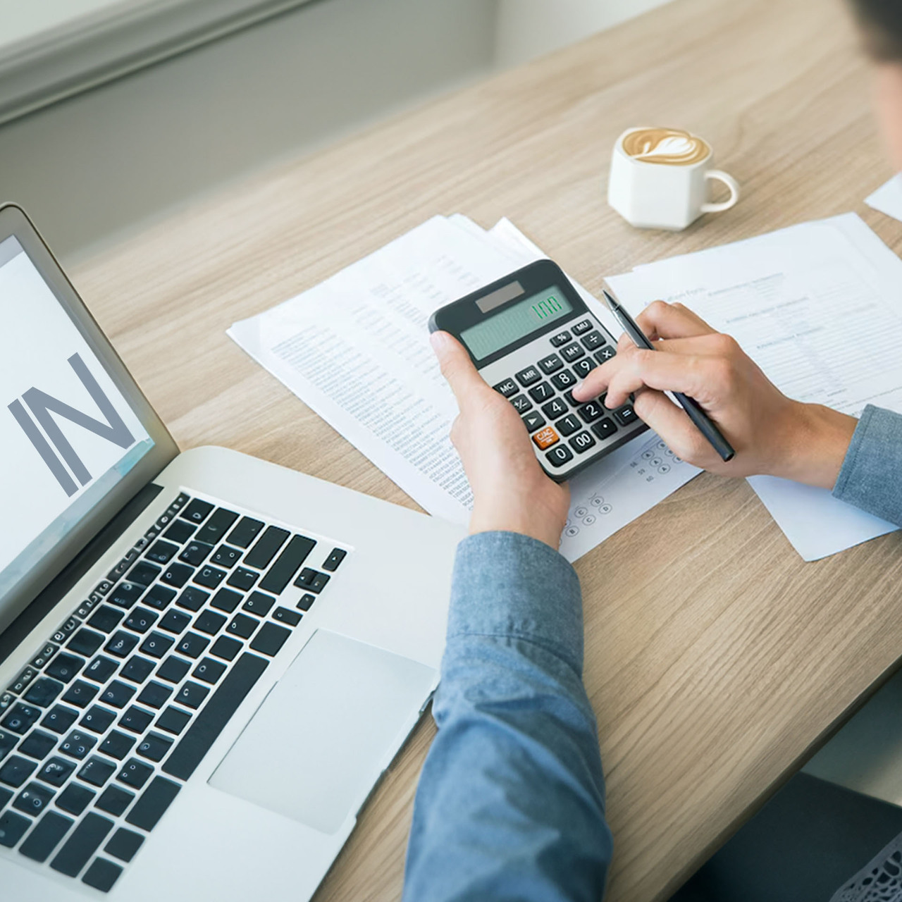 Persona analizando gráficos financieros y facturas con una calculadora sobre el escritorio. Portada de blog sobre deducciones fiscales o leasing.